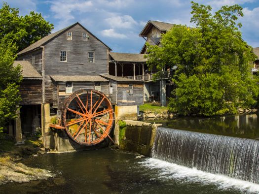 Image for Gatlinburg vs Pigeon Forge? How to Choose Your Perfect Vacation